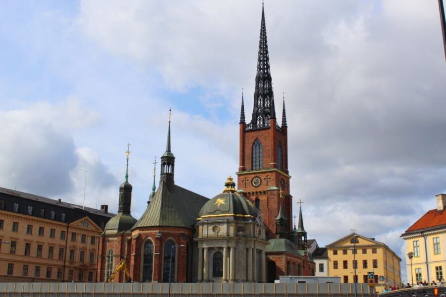 Gamla Stan: Essential Tour of Stockholm - Meeting at Gustav Adolfs torg with a rainbow umbrella