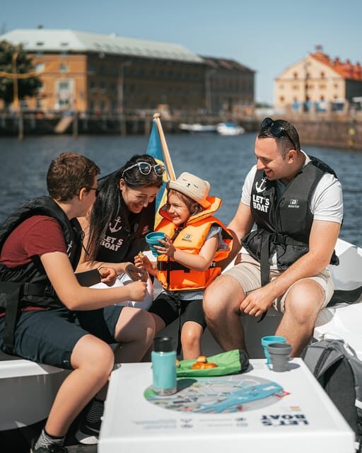 Gothenburg city center: Electric selfdrive boat tour - Fika stops, snacks, and dogs: building your own pace