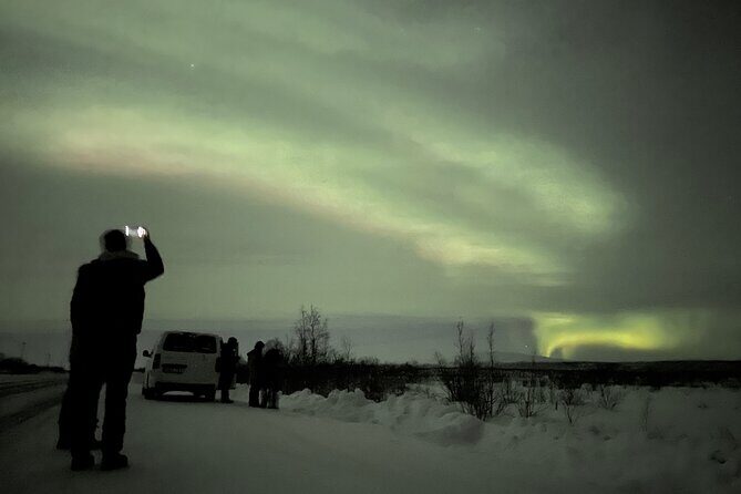 Northern Light hunt with minibus to Abisko 7:30 pm - Warmth and snacks: what to expect while you wait for the sky