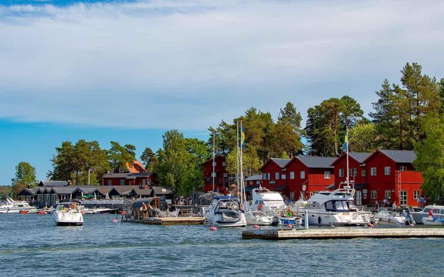 Stockholm: Archipelago Boat Tour - Skeppsbron and the Gustav III Statue: where the cruise actually starts