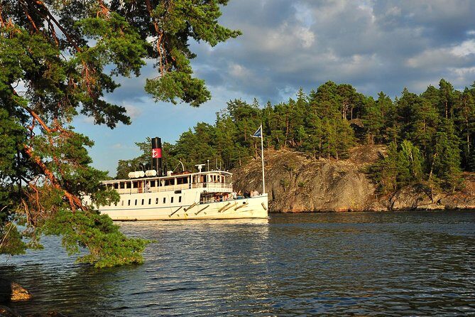 Stockholm Archipelago Cruise with Guide - Strandvägen to the right pier: seat strategy that saves your trip