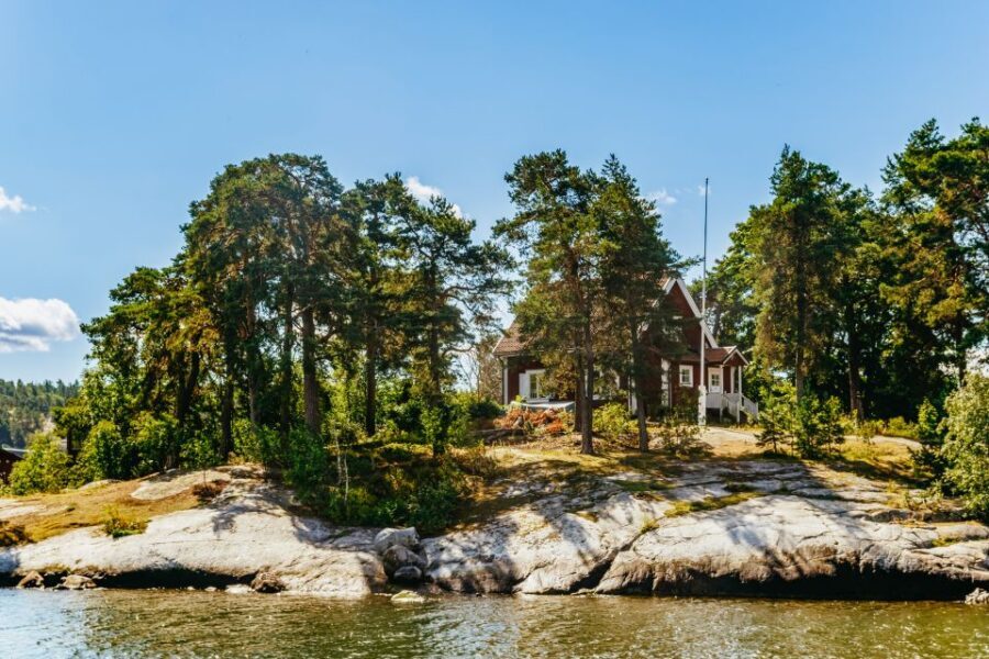 Stockholm: City Archipelago Sightseeing Cruise with Guide - The Ship Experience: Seating, Cafeteria, and Getting Comfortable