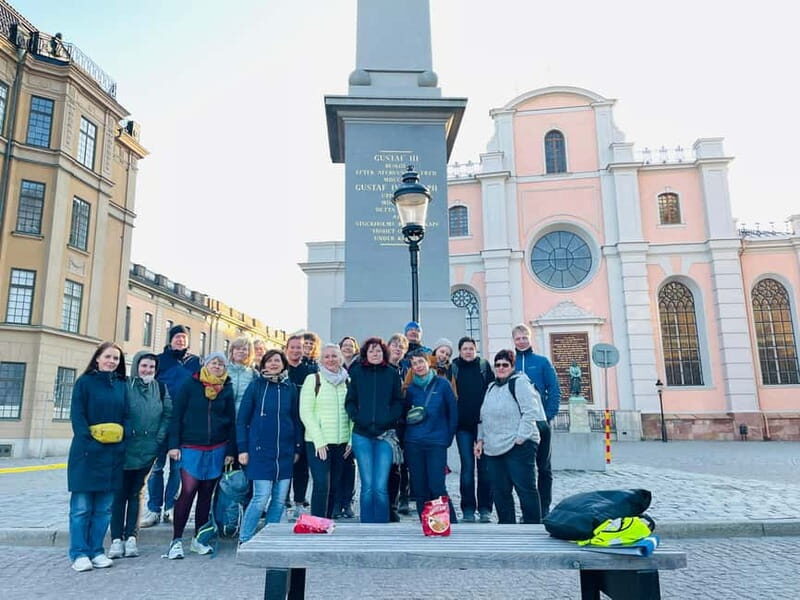 Stockholm: Old Town Guided Walking Tour (English / Deutsch) - Royal Palace and Stockholm Cathedral: Old Town meets the big buildings