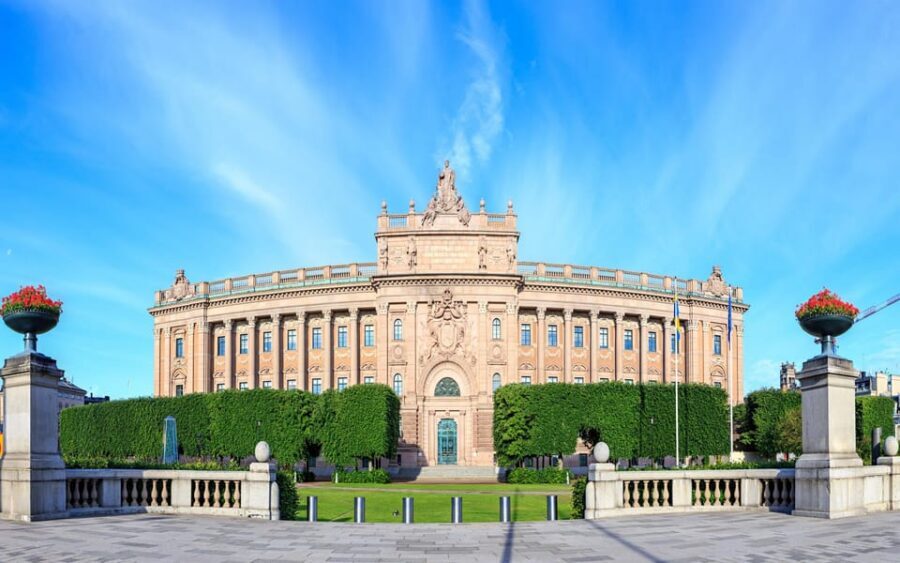 Stockholm: Old Town Highlights Private Walking Tour - The 4-Hour Tour: Royal Palace Skip-the-Line and Indoor Royal Apartments