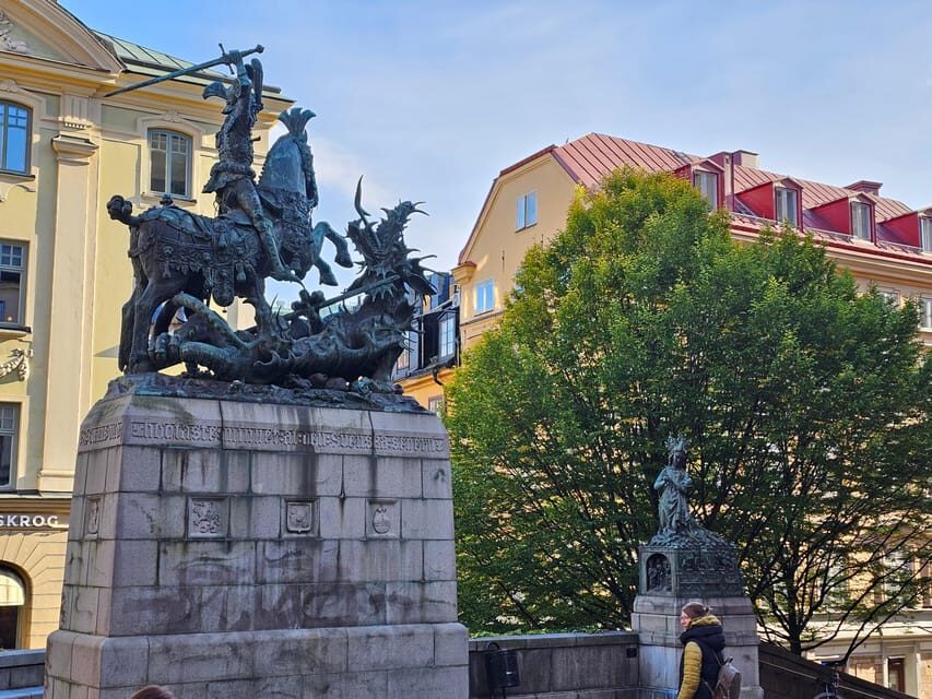 Stockholm: Old Town Walking Tour, stories and secrets - Knights’ Islet and Riddarholmen: the waterfront pause that makes it feel special